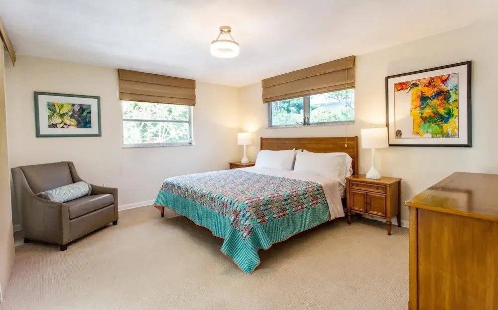 Pesaro - stylish 3BR retreat near Via Miramar Beach, beautifully renovated home with a private pool, lush tropical gardens and premium modern comforts, perfect for families and relaxing getaways, just minutes from sandy beaches and vibrant downtown Naples