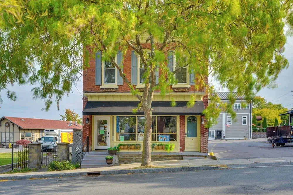 Walk to Marina: Dog-friendly Lake Ontario Studio