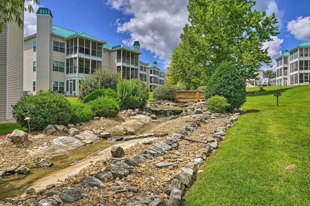 Inviting Condo w/ Pool Access, Near Branson Strip!