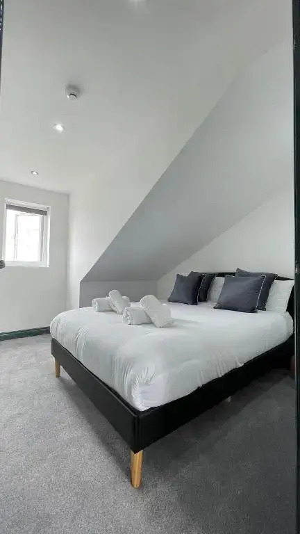 Spacious 3 Bedroom House Free onsite Parking Contractor Friendly