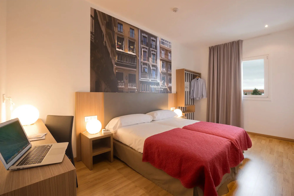 IRAIPE Pamplona Hostal Auto Check-in