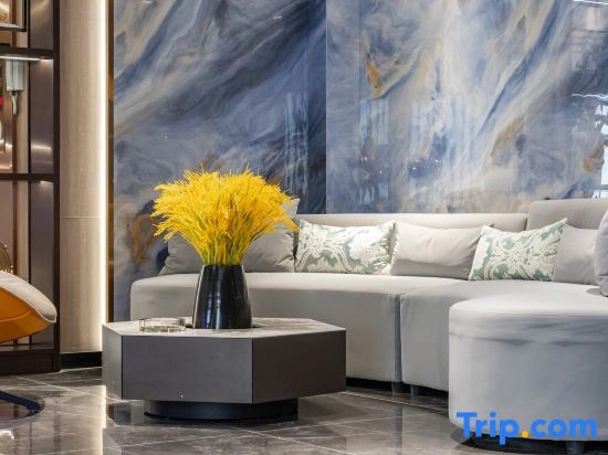 Meet the Vino Hotel (Pedestrian Street City Plaza)