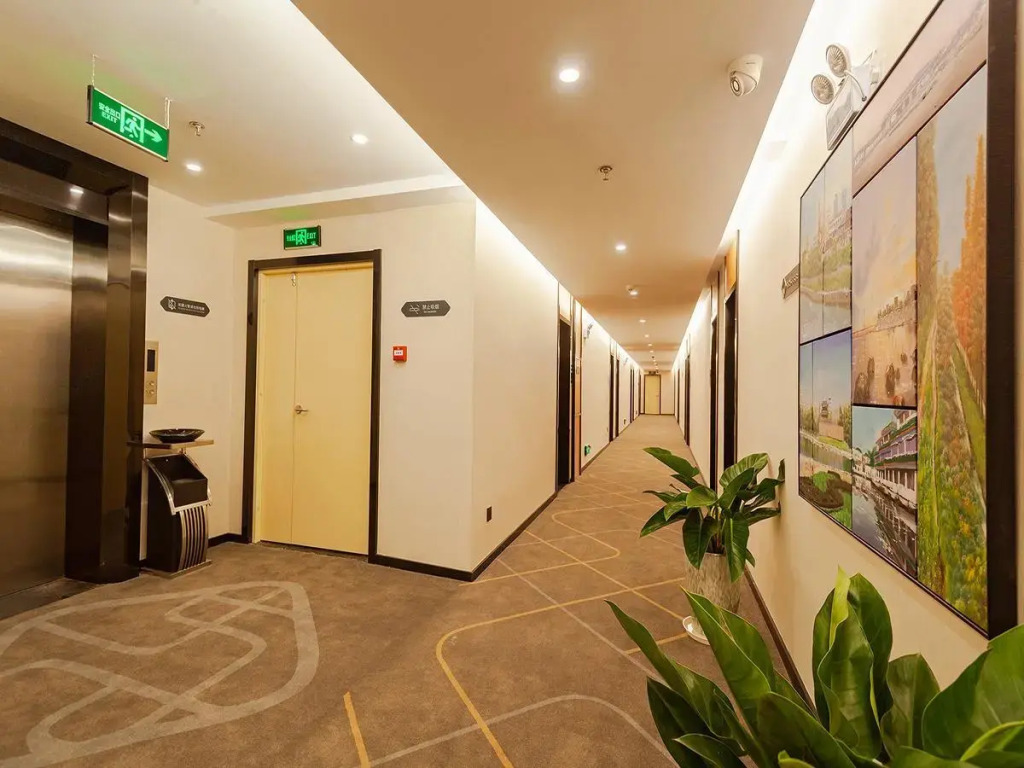 Chonpines Hotels· Jingzhou Ancient City Dongmen