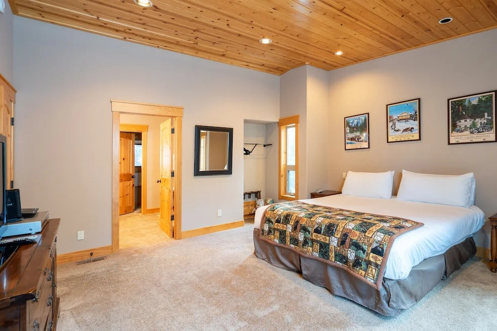 Hillside Mountain Creek Haven 4 Bedroom Home