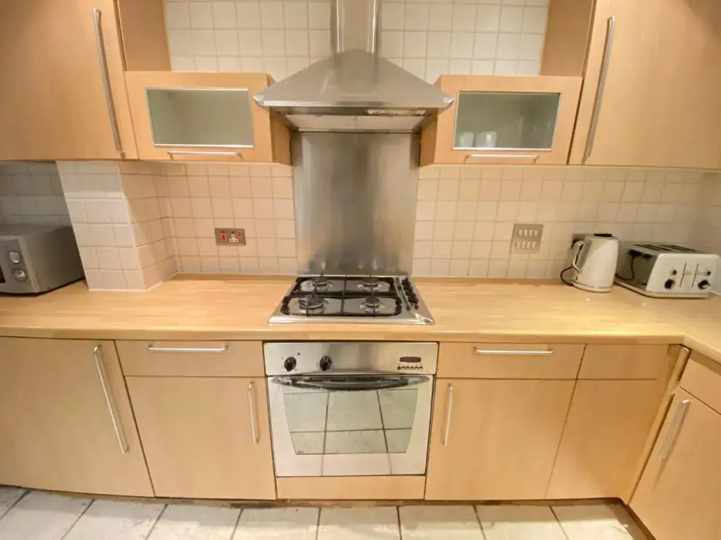 Large 5-Bed city centre townhouse with secure parking