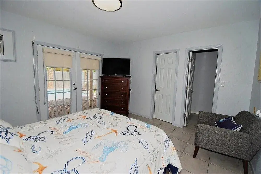 112 E. Cora Lee Townhouse 3 Bedrooms 3 Bathrooms Townhouse