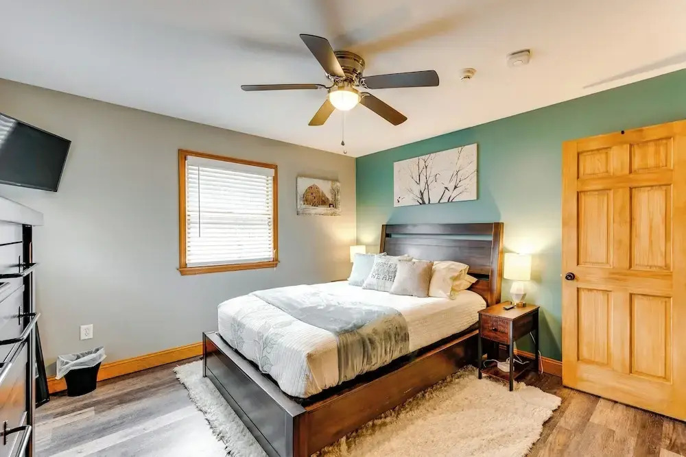 Pocono Lake House Hideaway: Hot Tub & Theater Room