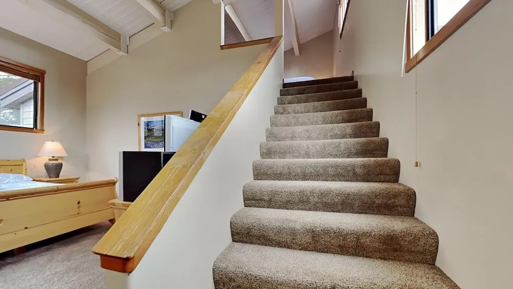 Beautiful Mountainside 4 BR Plus Loft/4 Bath Home in Mammoth! by RedAwning