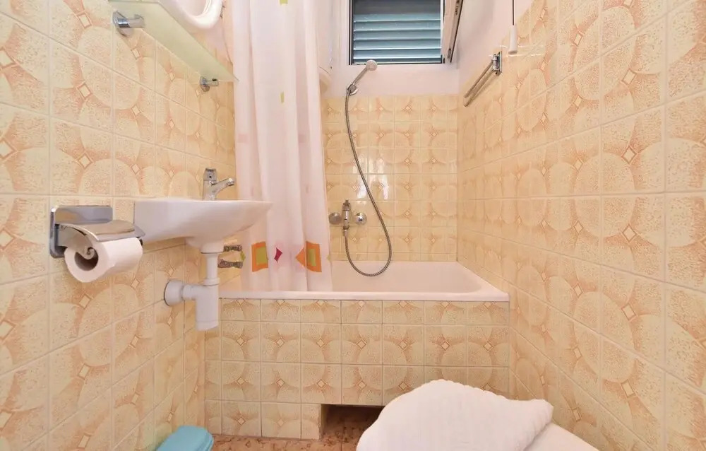 Amazing Home in Stari Grad With Wifi and 2 Bedrooms