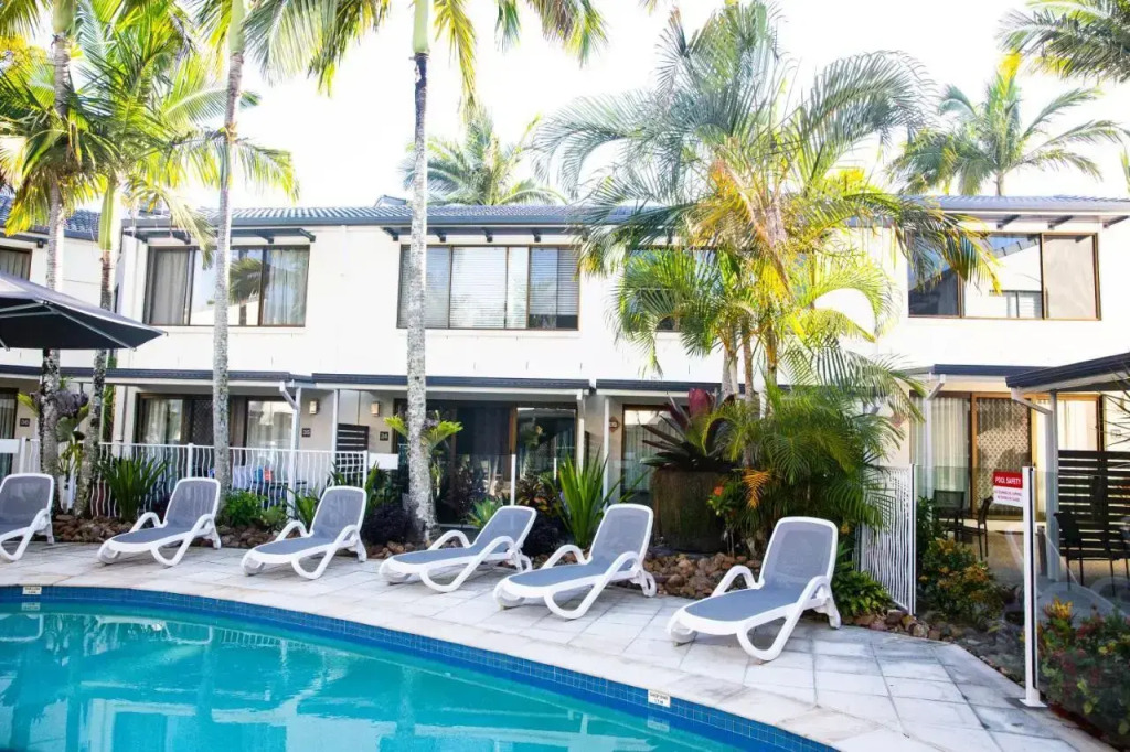 2 Bedroom Renovated Townhouse, Walk to Noosa River