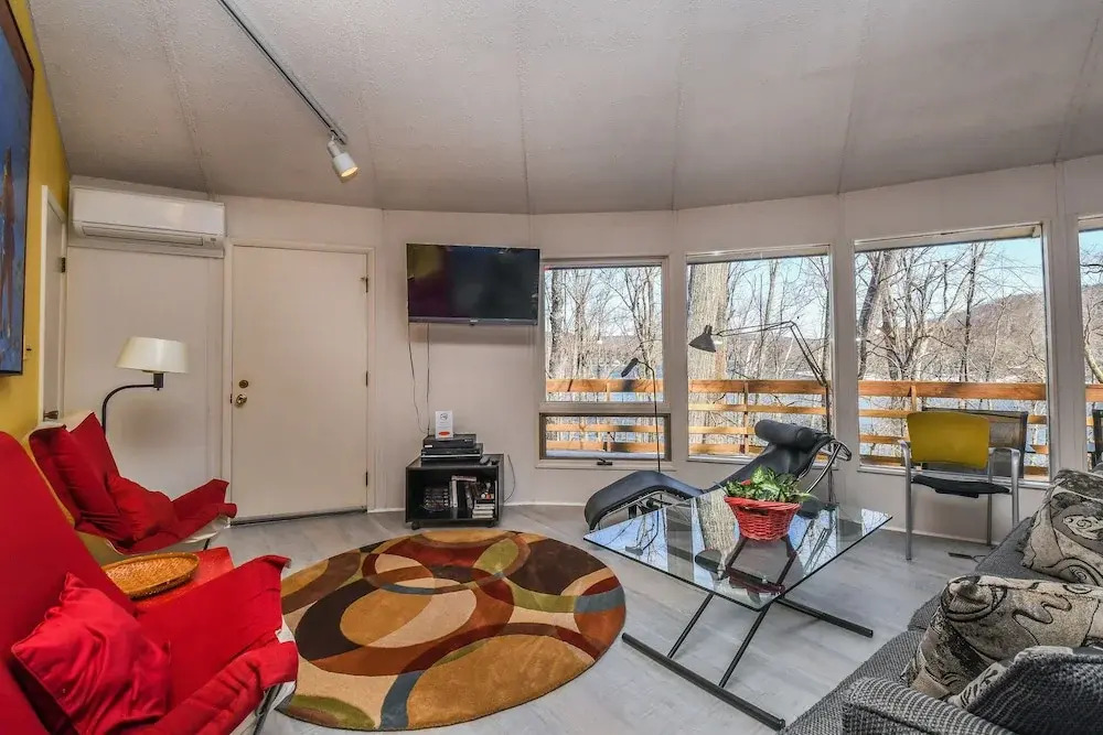 Retro Lake Landing 3 Bedroom House