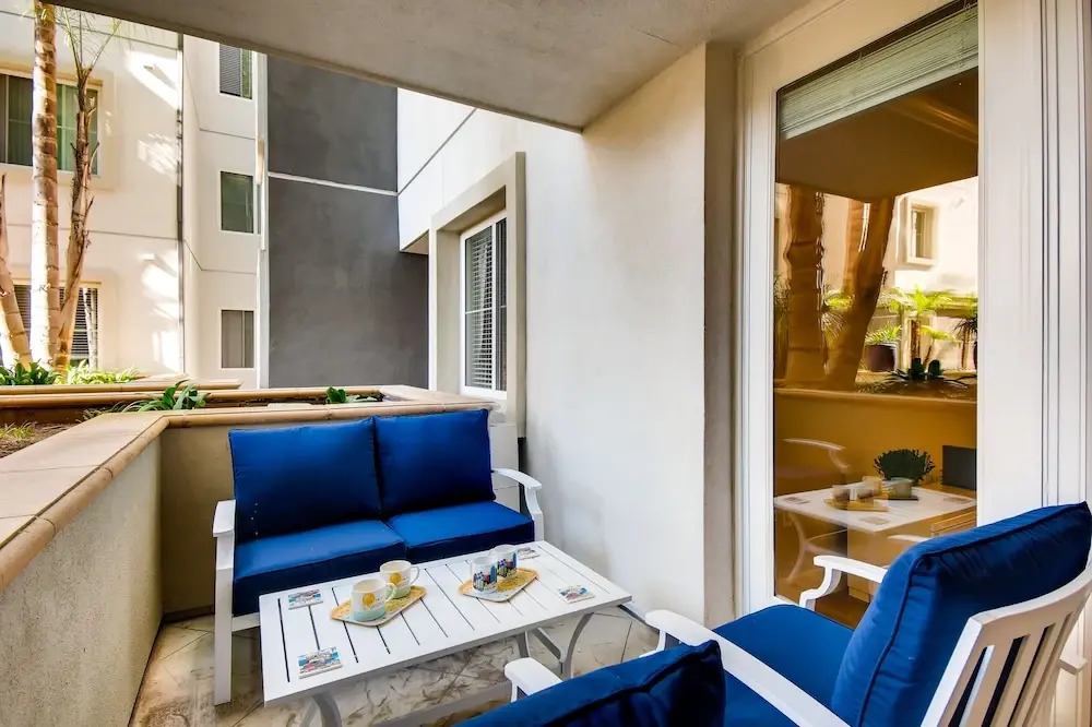 (70% off) - San Diego Top Location Work Or Fun 2BR/2.5 Bath - Pool, Gym, & Free Parking (FV10)