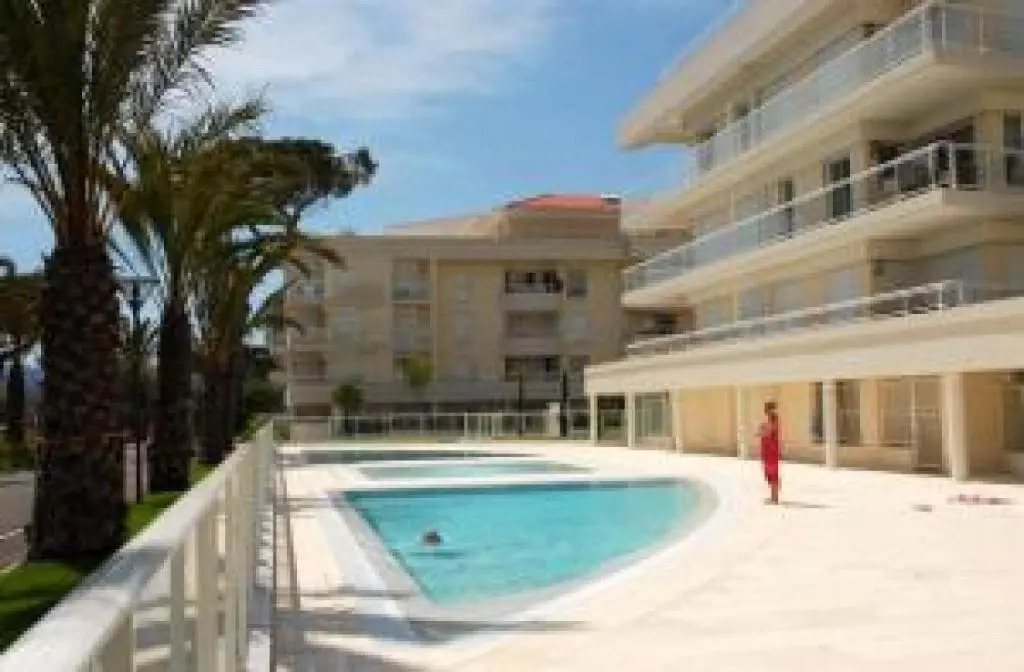 Stunning 2 Bed 2 Bath Apt on the Cannes sea Front has Swimming Pool and is a Secure Modern Building - 464