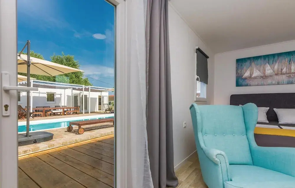 Ten-Bedroom Holiday Home In Petrcane