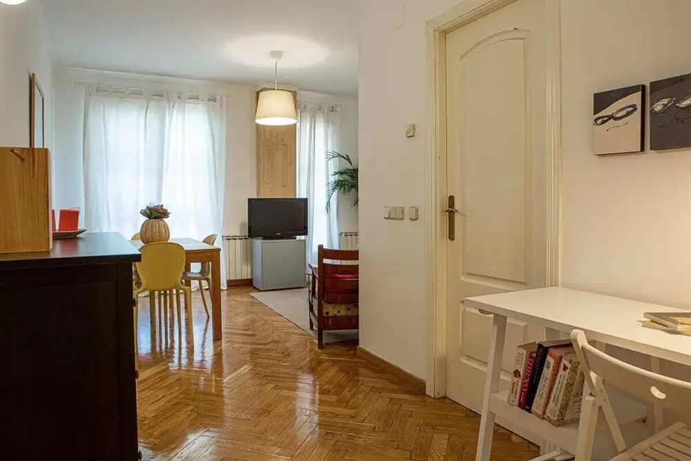 Cute 1 Bed Flat w Balcony, 2 min to Metro