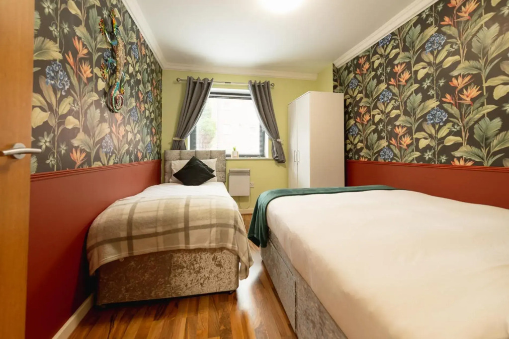 SideMersey Livings - Central Stay In 2 Bedroom Apartment with Parking