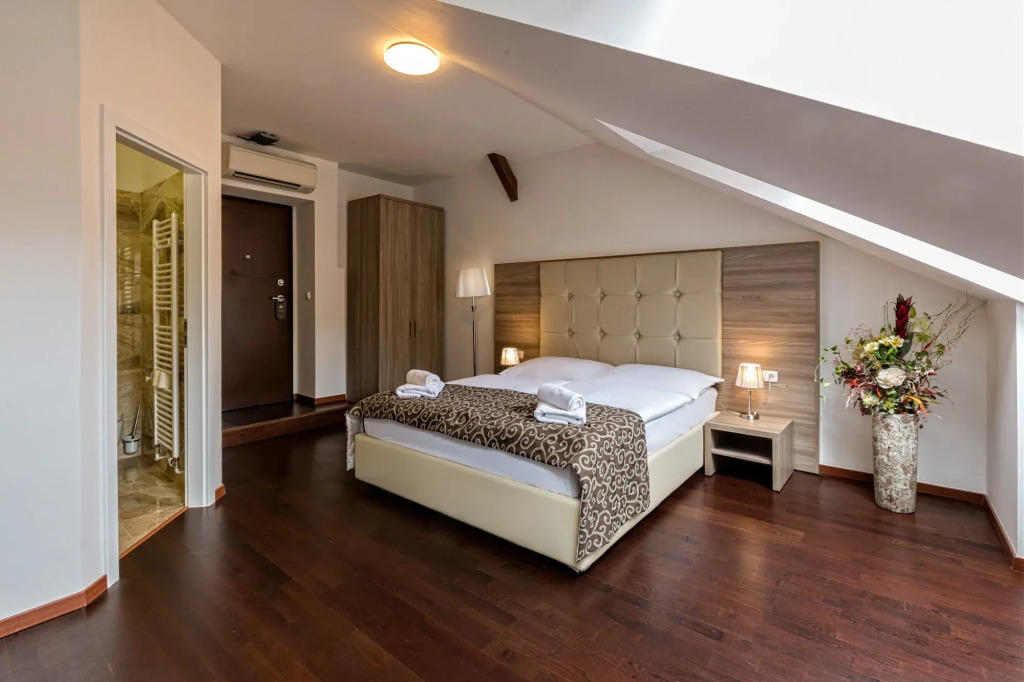 Triplex Kings Apartment in Old Town