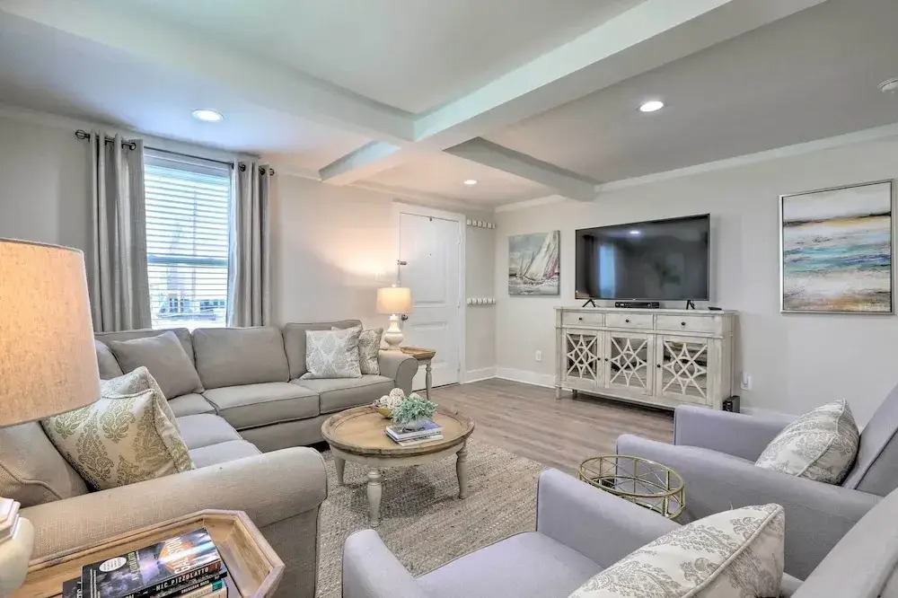 Walk to Beach: Home in Galveston!