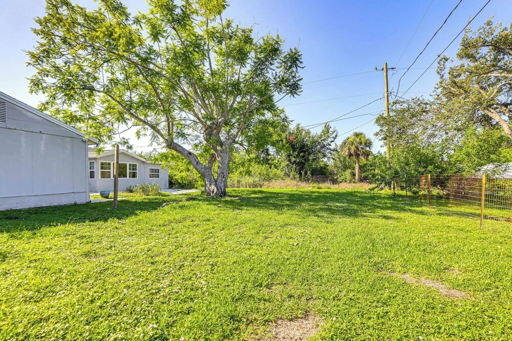 7 Mi to Beach: Cozy Home w/ Yard in Englewood!