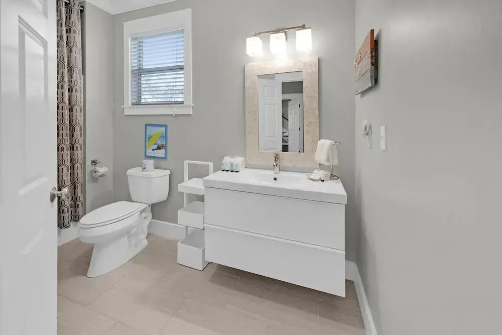 Spacious 4-bedroom Beach Retreat: Ideal for Families & Groups!