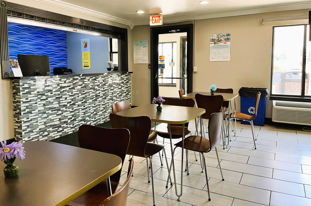 Super 8 by Wyndham Vincennes