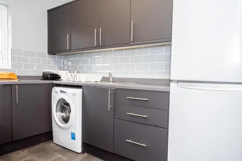 Shirley House 3, Guest House, Self Catering, Self Check in with Smart Locks, Use of Fully Equipped Kitchen, close to City Centre, Ideal for Longer Stays, Walking Distance to BAT, 20 min Drive to Fawley Refinery, Excellent Transport Links