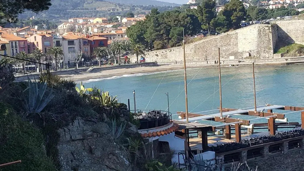 COLLIOURE tres bel appart a 150 metres des plages avec jardin prive et parking dans residence securisee