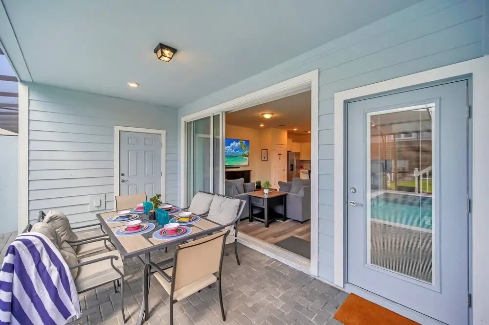 Poolside Delight. Whimsical Themed Rooms and Ps5!