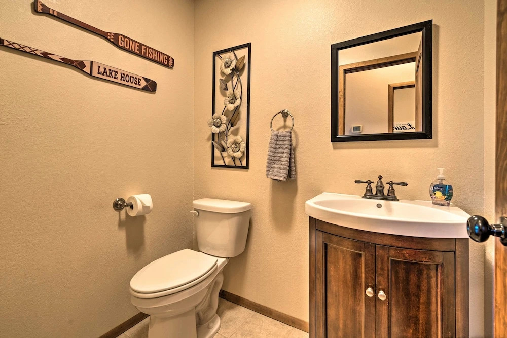 Pet-friendly Branson West Lodge w/ Hot Tub!