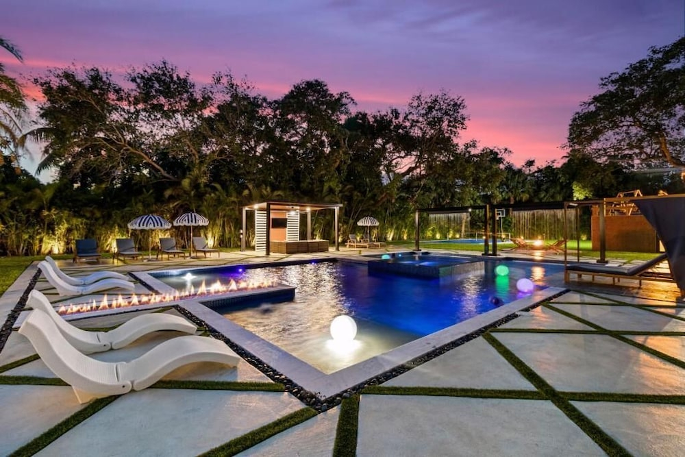 Epic Treehouse Villa - Pool - Jacuzzi - Pickleball