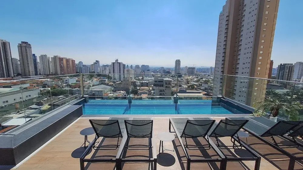 Estúdios com piscina e academia no rooftop