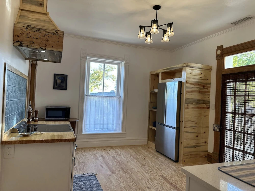 The Cottage at 241 North