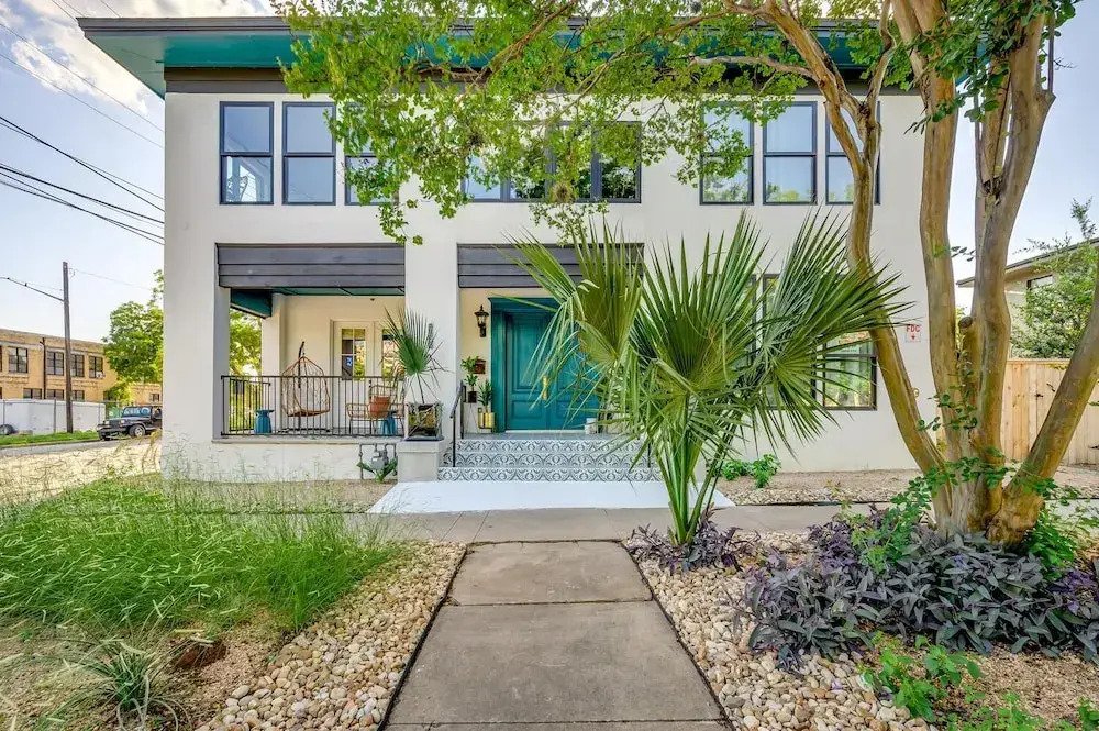 7 Private Suites Sleeps 25 Walkable to DT!