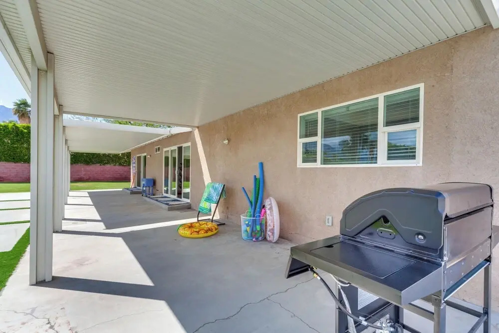 Outdoor Entertainment: Palm Springs Group Escape
