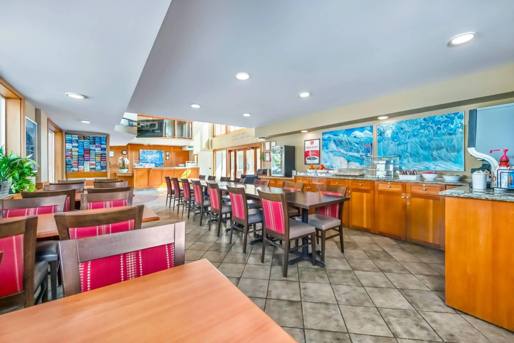 Econo Lodge Inn & Suites
