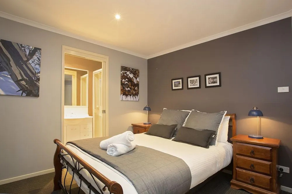 Acacia 2 - Modern 3BR Townhouse l Bath l WiFi l BBQ l Foxtel