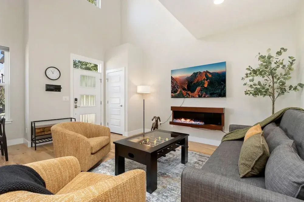 Rams Roost Rooftop Hot Tub, Patio & Family Fun