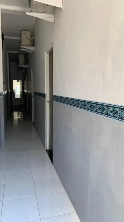 RedDoorz at Deluxe Hotel near Terminal Purabaya Bungurasih