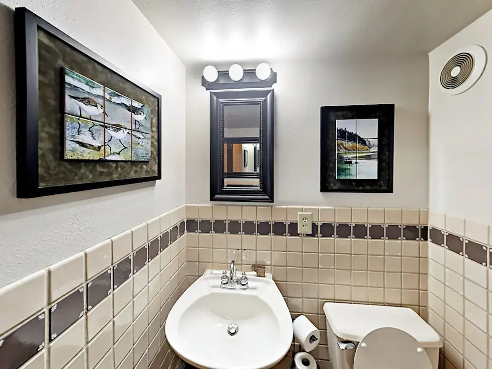 Beautiful 2BR Seattle Lake Apartment by RedAwning