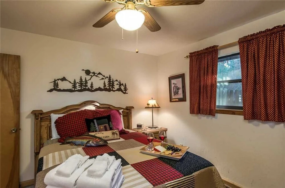 The Breathe Inn - Two Bedroom Cabin with Hot Tub