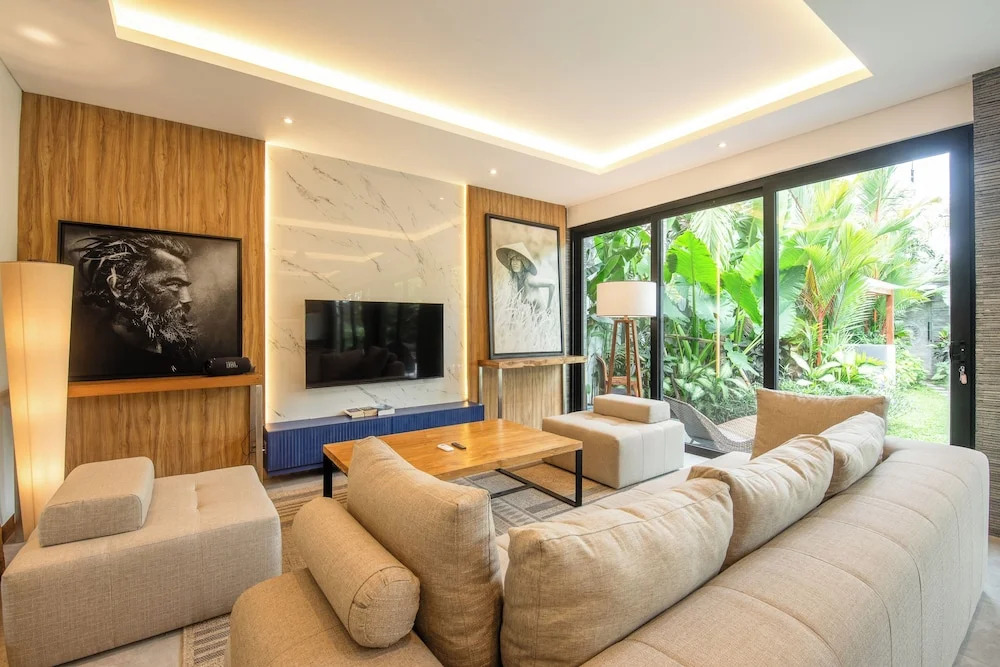 Elegant 3BR Retreat, Stylish Modern Villa Seminyak