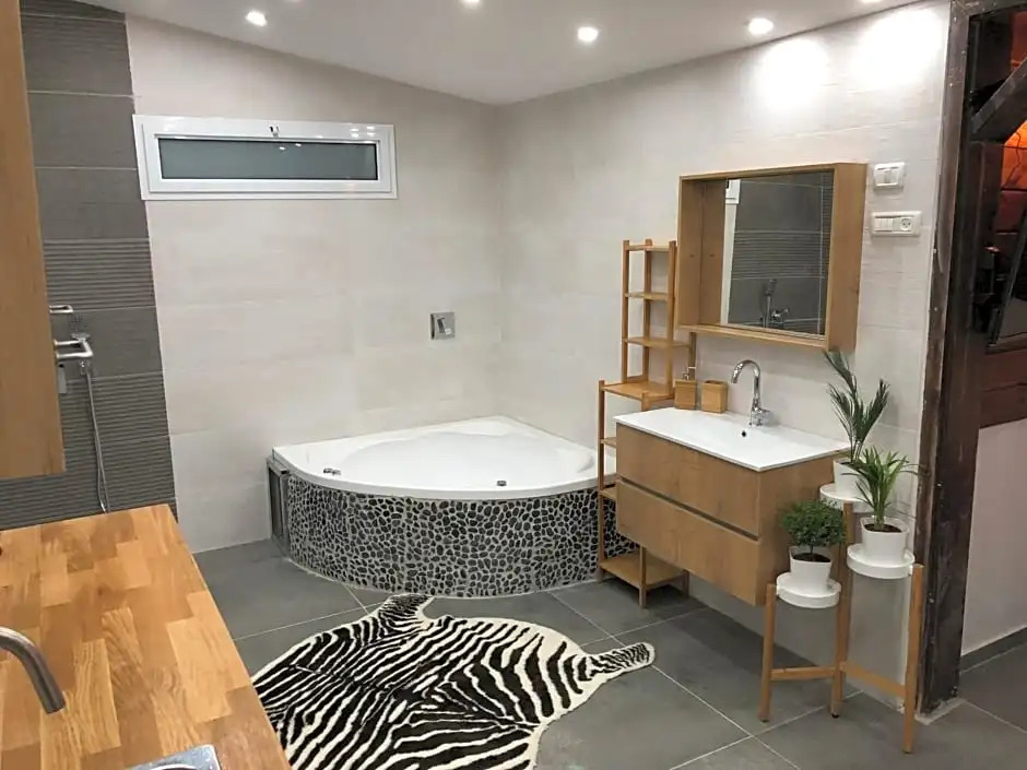 חופש יהונתן -צימרים בכנרת בטיילת טבריה hofesh yehonatan cabin promnade tibrias