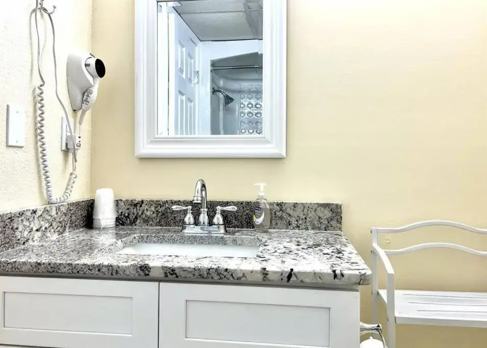 *OCEANFRONT FRESH RENO*KING Bed*Pool*Hot Tub*Approved Dogs*W54