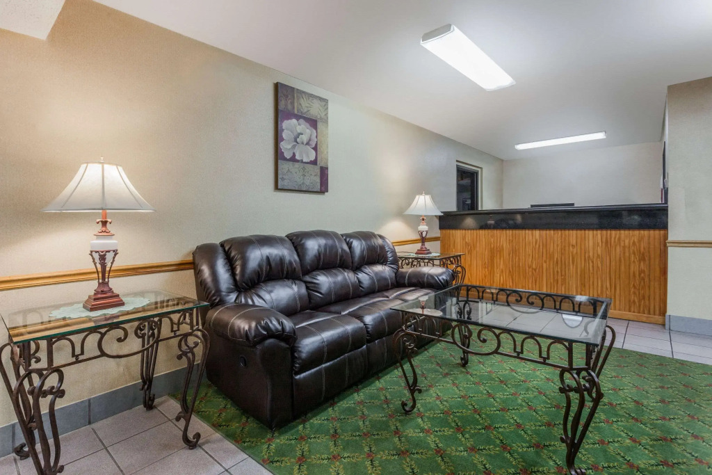 Super 8 by Wyndham Carrollton