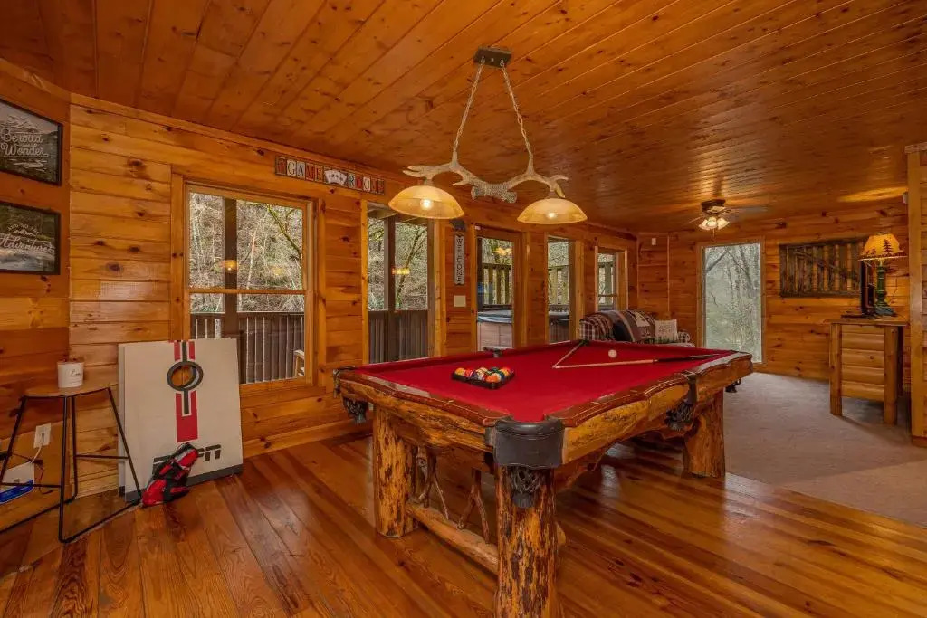 Creek, Pet Friendly, Spa, Arcade, Private, King Beds, Games, Easy Roads