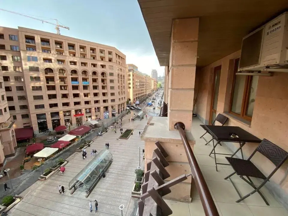 Northern Avenue 2 Bedroom Deluxe Apartment With Balcony HH666