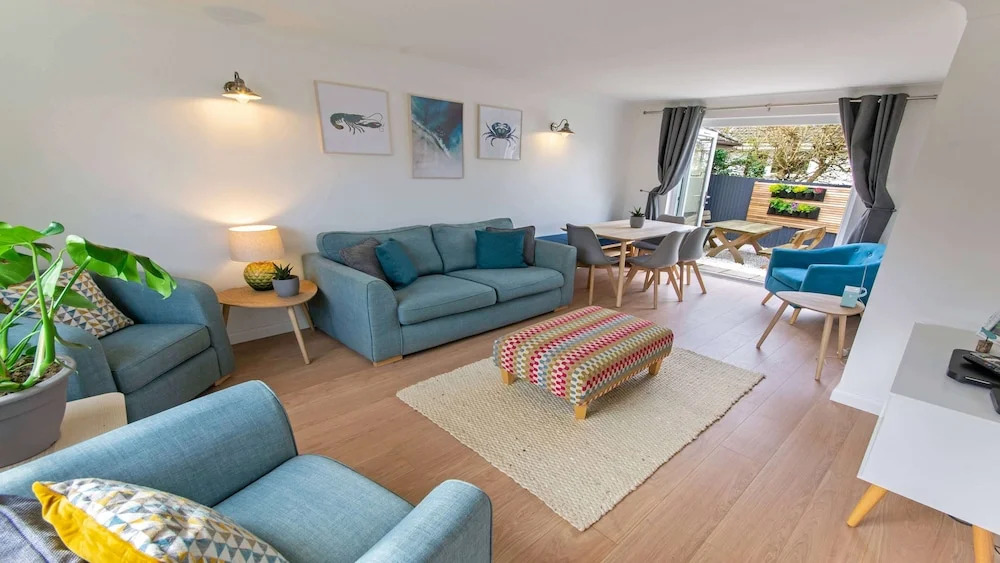 Oceanside Sleeps 6 Walk to Beach Stylish