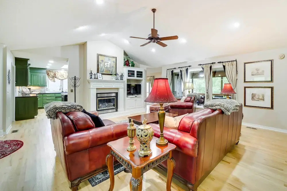 Bella Vista Lakehouse w/ Hill Tram, Deck & Views!