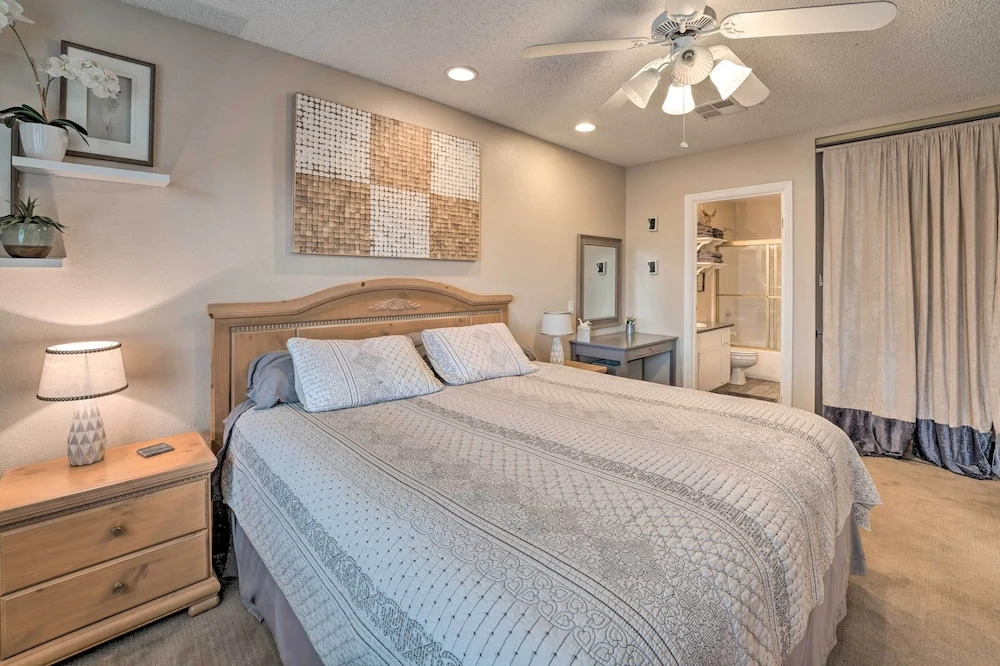 Walk to Beach: Lake Havasu Condo w/ Pool Access