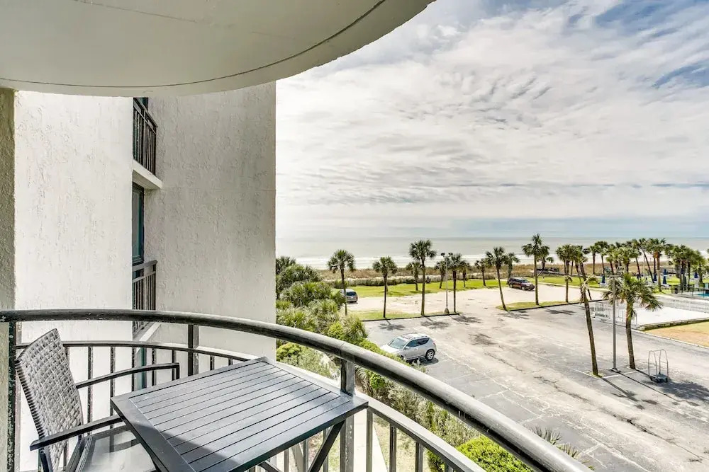 Oceanview condo Steps to the beach
